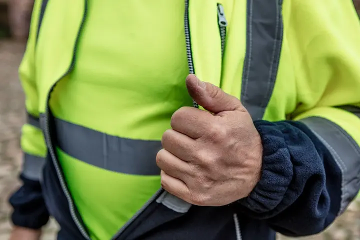 Yüksek görünürlüklü tişört, koyu alt, sarı